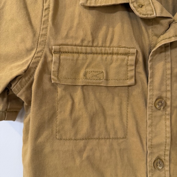Old Navy short sleeve camel button down shirt. Size 4T - Picture 4 of 5